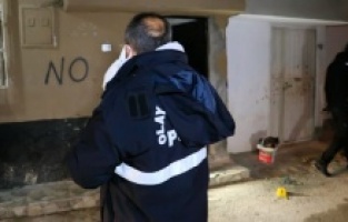 Evinin önünde silahlı saldırıya uğrayan kişi ağır yaralandı