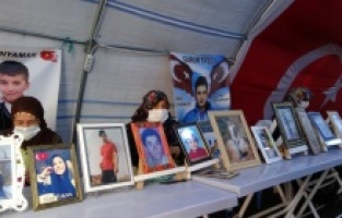 ‘HDP olmasaydı, PKK olmazdı' diyen Diyarbakır anneleri, evlat nöbetini sürdürüyor