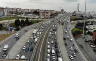 İstanbullu 'Evde Kal'madı, trafik durma noktasına geldi
