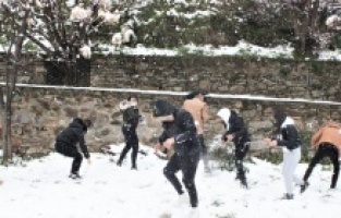 İzmir'in Ödemiş ilçesinde ender görülen kar, bölgedekilere keyifli anlar yaşattı