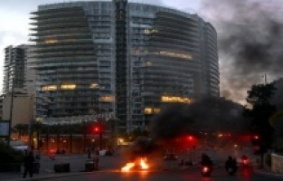 Lübnan'da ekonomik kriz protestoları sürüyor Bakanın yaşadığı bina basıldı