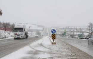 Manisa'da kar yağışı etkili oluyor