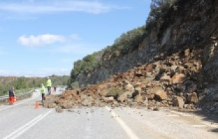 Marmaris-Datça kara yolunda toprak kayması nedeniyle ulaşım tek şeritten sağlanıyor