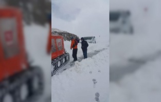Niğde'de karla kapanan yolda mahsur kalan sürücünün yardımına ekipler koştu