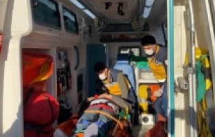 Pendik'te tıra çarpan otobüs sürücü yaralandı