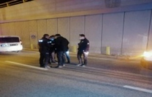 Sevgilisiyle tartışan genç kız alt geçide atladı