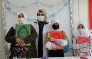 Şırnak'ta katıldığı kursta 70 yaşında Kur'an-ı Kerim'i okumayı öğrendi