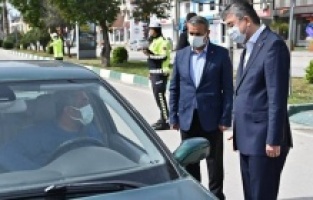 Vali Erdinç Yılmaz'ın korona virüsle mücadelesi takdir topluyor