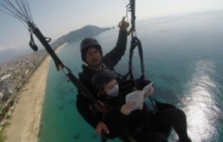 Yamaç paraşütünde kitap okuma keyfi