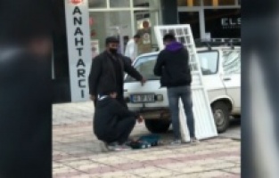 “Servis ücreti vermek istemedim ben de kapıyı söküp getirdim”