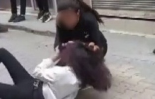 Genç kızların kavgasındaki dehşet anları