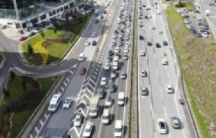 İstanbul'da kısıtlama öncesi trafik yoğunluğu erken başladı