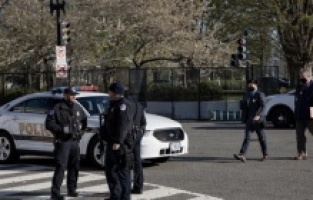 ABD'de bir polisin öldüğü Kongre'ye yönelik araçlı saldırı sorunları gün yüzüne çıkarttı
