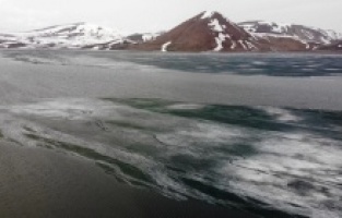 Ağrı'daki buzla kaplı doğa harikası Balık Gölü çözülmeye başladı