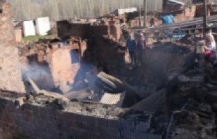 Akşam saatlerinde evleri yanan 5 kişilik aile evsiz kaldı