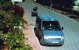 ATV sürücüsü park halindeki araca çarpıp camından içeri girdi