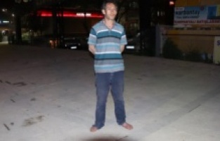 Yaklaşık 1 kilometre yalınayak yürüyerek yardım istedi!..