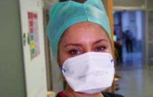 Aylardır sevdiklerini göremeyen hemşire: "Anneme sarılmak istiyorum"