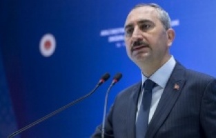 Bakan Gül: Ülkemizi geriye götürmek isteyen vesayetçi zihniyetin muvaffak olması mümkün değildir