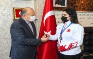 Başkan Tavlı, başarılı sporcuyu ödüllendirdi