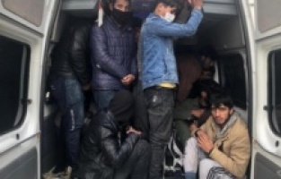 Başkent'te 17 kişilik araçtan 40 düzensiz göçmen çıktı