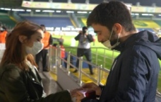 Beşiktaş maçı öncesi statta sürpriz evlilik teklifi