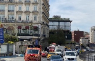 Beyoğlu'nda '23 Nisan Otobüsü' ile bayram coşkusu