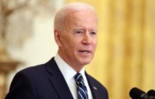 Biden, Trump yönetiminin Uluslararası Ceza Mahkemesi yetkililerine getirdiği yaptırımları kaldırdı