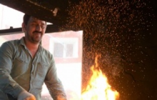 Bin derecelik ateşe karşı oruç tutan demirci ustaları: "Ramazan ayında çalışmanın bereketi farklı oluyor"