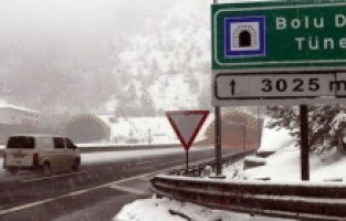 Bolu Dağı'nda kar ulaşımı etkiledi