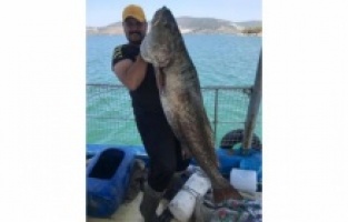 Boyu kadar balıkla böyle poz verdi