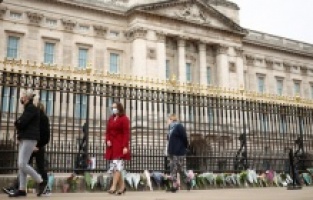 Buckingham Sarayı'na ziyaretçi akını sürüyor