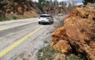 Bursa'nın dağ yöresi yolunda yağış sonrası heyelanlar meydan geldi