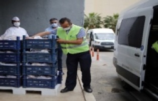 Büyükşehir sağlık çalışanlarına elma dağıttı