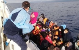 Çanakkale açıklarında denizde 110  göçmen kurtarıldı