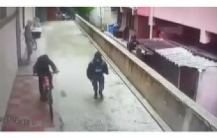 Çocukların bisiklet hırsızlığı kamerada