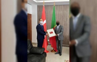 Erdoğan’ın Beninli mevkidaşına gönderdiği tebrik mesajını Büyükelçi Özçeri iletti