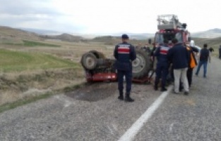 Devrilen traktörün altında kaldı, hayatını kaybetti