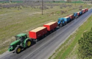 Edirne'de üreticiler depolardaki çeltikleri TMO'ya getiriyor.