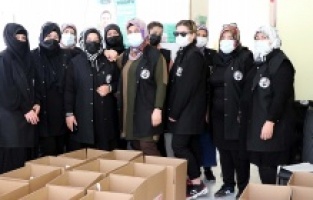 Elazığlı anneler mutfak masrafından artırdıkları parayla ihtiyaç sahiplerine gıda ulaştırıyor