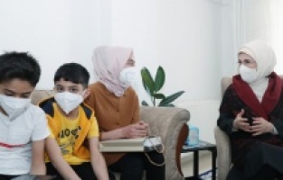 Emine Erdoğan, Suriyeli bir aileyi ziyaret etti