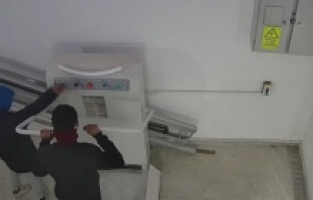 Engelli asansörüne zarar veren iki genç kamerada