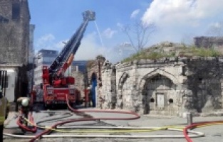 Fatih'te kimyasal maddelerin bulunduğu depoda yangın