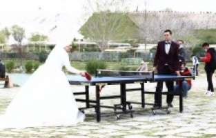 Gelin damat masa tenisinde yarıştı