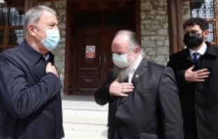 Gökçeada'da yaşayan Rum cemaat Bakan Akar'a şükranlarını iletti.