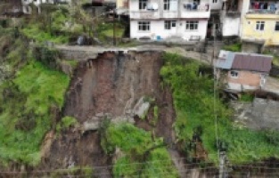 Gürültüyü duyup sokağa fırlayan aileye heyelan şoku