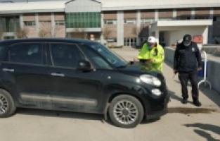 Hastanenin otoparkının duvarına çarpan ehliyetsiz sürücü yaralandı