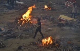 Hindistan’da koronadan ölenler yakılıyor