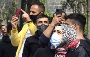 İntihar girişimini film izler gibi seyredip cep telefonlarına kaydettiler