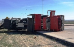İş makinesi taşıyan kamyon devrildi